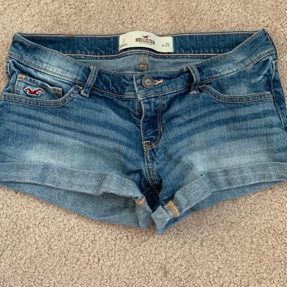 hollister shorts !